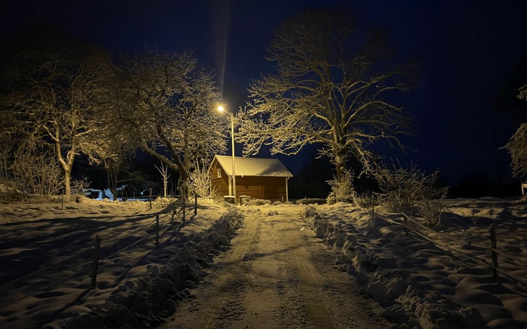 När ljuset slocknar i byn, vad signalerar vi egentligen?