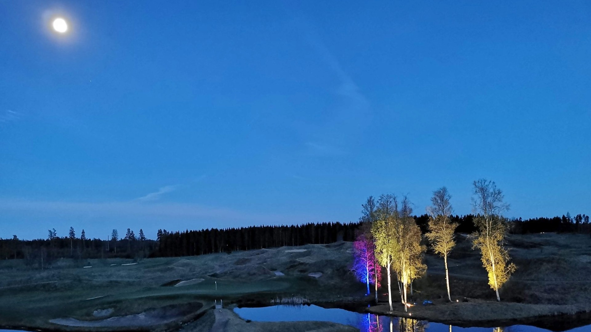 Golfplats skymning med måne och TRS Solutions belysning En golfplats med snygg belysning